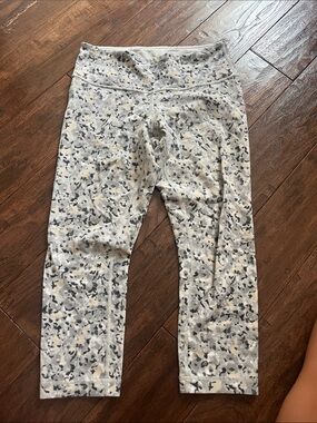 lululemon athletica Gray & Black Speckled Capris